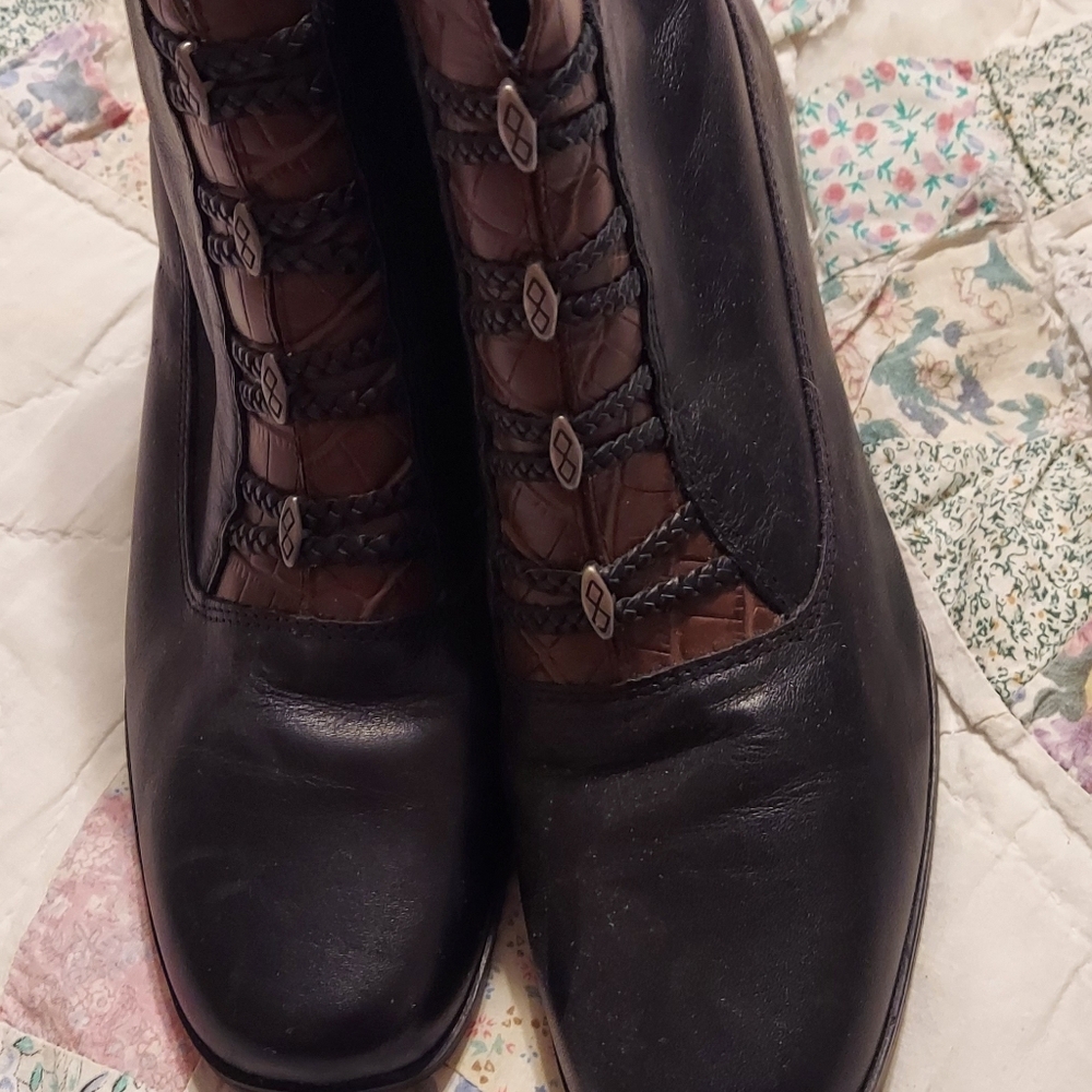 London Fog Vintage Ankle Booties, size 8W